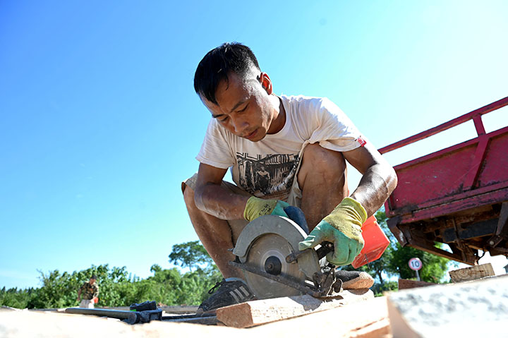 1筑路工人正在准备路沿架模材料.jpg