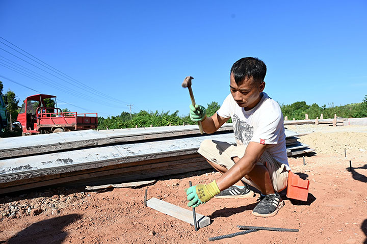 2筑路工人正在打桩架模.jpg