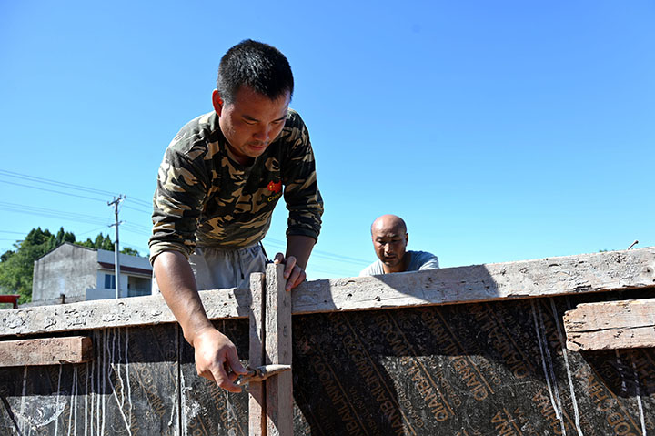 3筑路工人正在为路沿浇筑架模.jpg