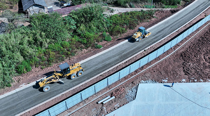 5筑路工人驾驶着施工机械铺筑二灰基层.jpg