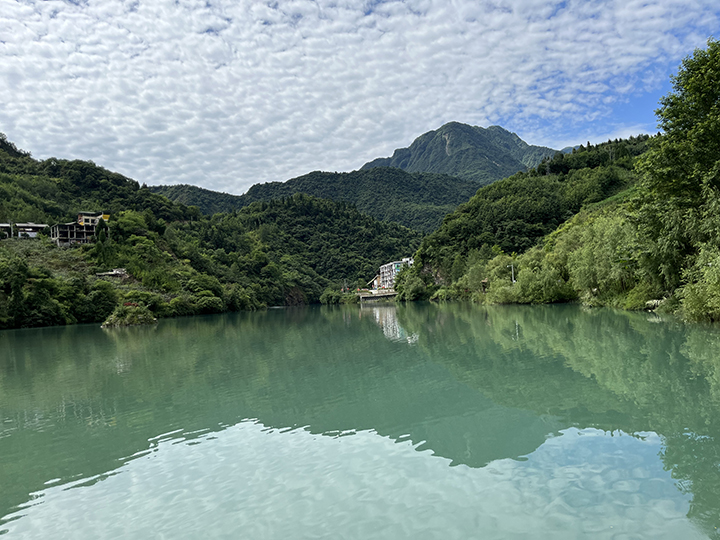 青山掩映、碧波荡漾的三江镇明月湖  周淼葭 摄.jpg