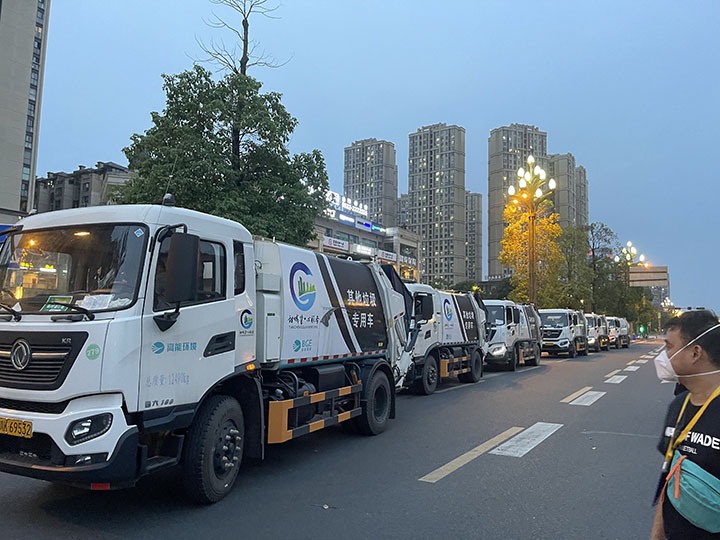 3城区垃圾清运车辆集结待命.jpg