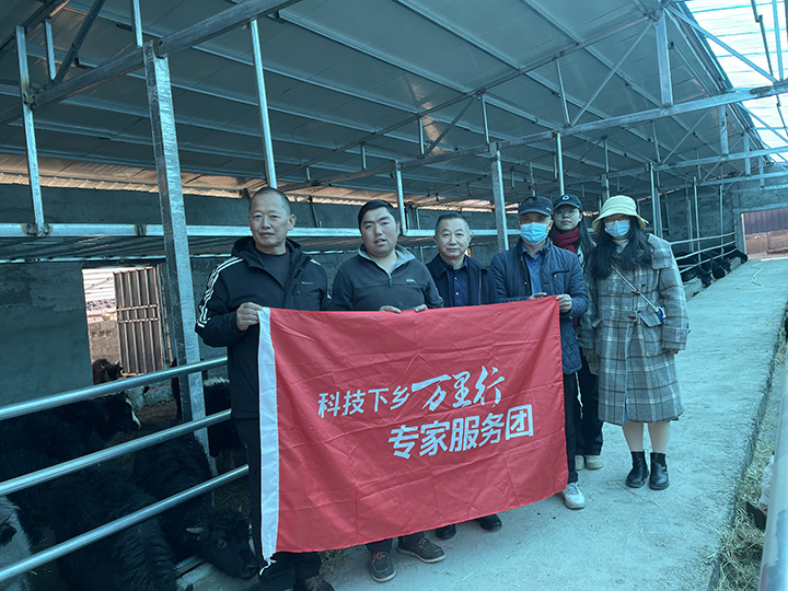 阿农呷参加“科技下乡万里行”服务.jpg