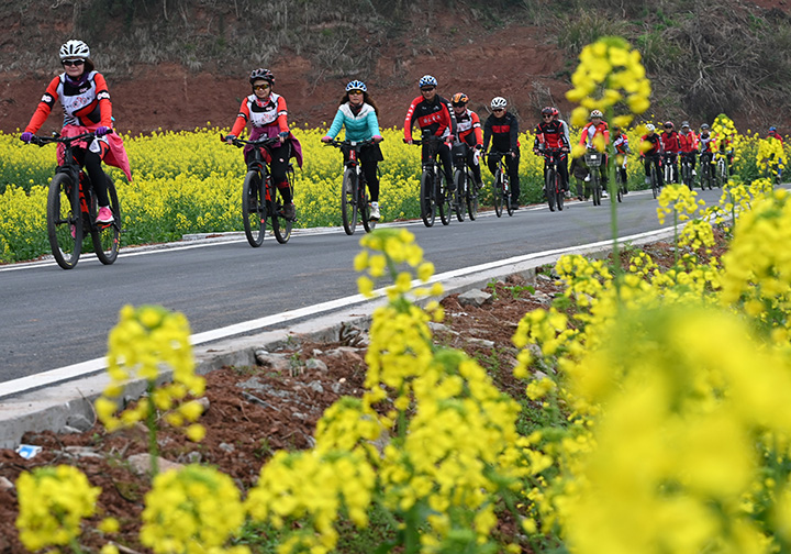 图2  3月4日，在内江市东兴区田家镇火花村，市民在乡间公路上骑行.jpg