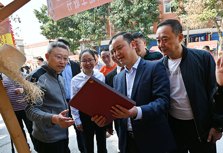 图5 3月11日，重庆市荣昌区清流镇清流社区，川渝两地特色农产品引起了人们的极大关注.jpg
