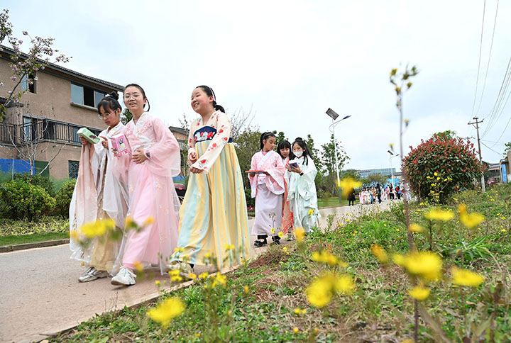 4游客在内江市东兴区范长江故里旅游度假区打卡游玩.jpg