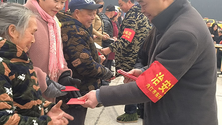 图2 为五好家庭获得者颁发奖品.jpg