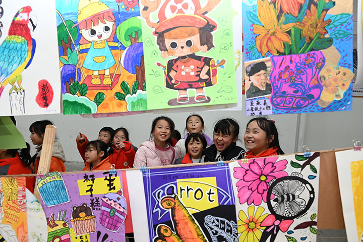 图2  绘画兴趣班的学生正在观摩绘画作品.jpg