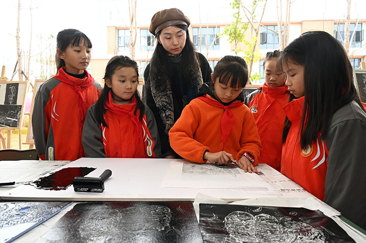 图4  版画兴趣班的学生正在老师指导下学习版画创作.jpg