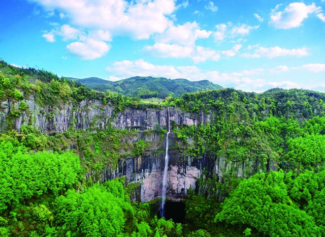 硝斗岩天坑.jpg