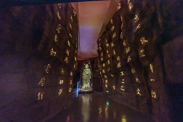 图2  安岳石窟数字展示中心鎏金经文崖壁走廊 杨康忠摄.jpg