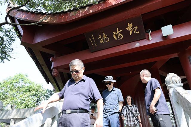 4　采访团在竹海观海楼.JPG