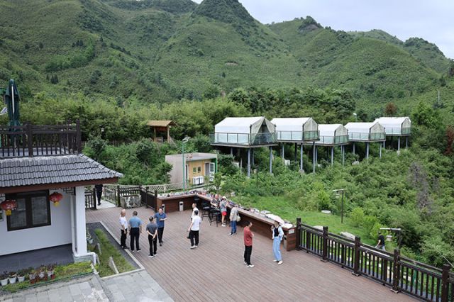 7　采访团了解景区与民宿融合发展.JPG
