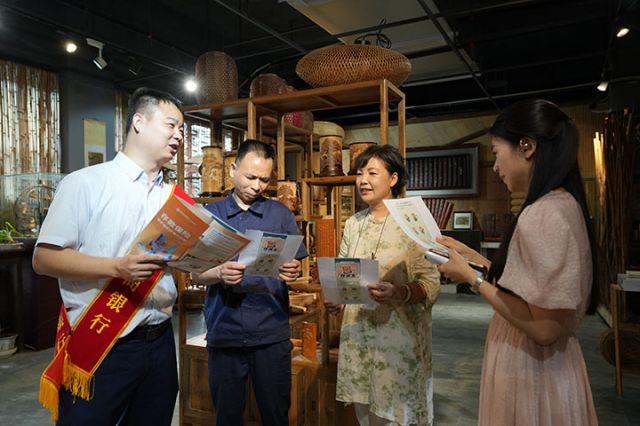 3为群众普及存款保险知识.jpg