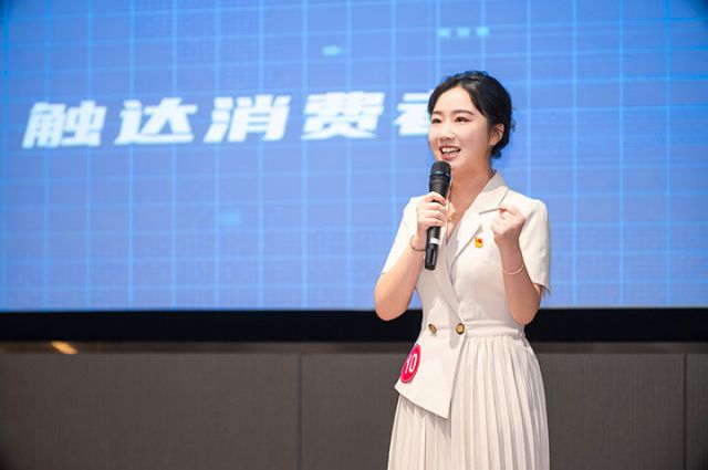4、三次微党课大赛一等奖获奖者郭佳在演讲.jpg