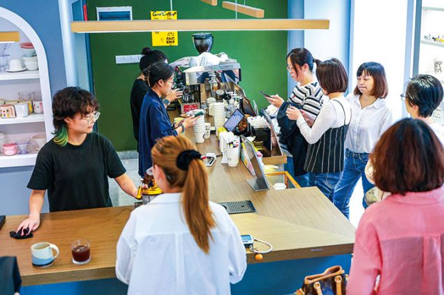 图1  在贵阳市观山湖区好事咖啡店，不少顾客正在排队购买咖啡（6月5日摄）。新华每日电讯记者刘续摄.jpg