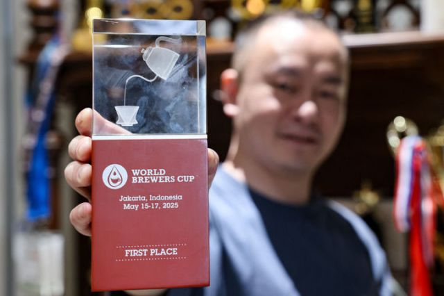 图2  5月23日，2025世界咖啡冲煮大赛（WBrC）冠军彭近洋在展示冠军奖杯。新华社记者 欧东衢摄.jpg
