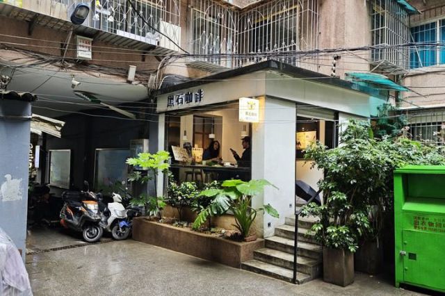 图3  5月28日，藏在居民楼内的“黑石咖啡”。新华社记者 欧东衢摄.jpg