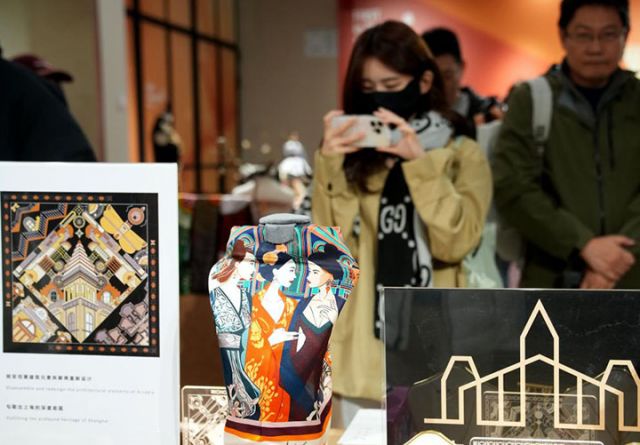 图3  3月16日，人们在参观上海静安首发品牌馆。新华社记者 刘颖 摄.JPG