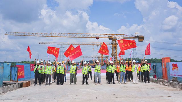 图3  成渝中线高铁田柳湾特大桥顺利合龙。刘小平  摄.jpg