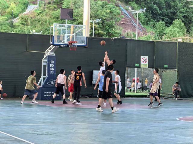 图4  篮球对抗比赛。张宇清 摄.jpg