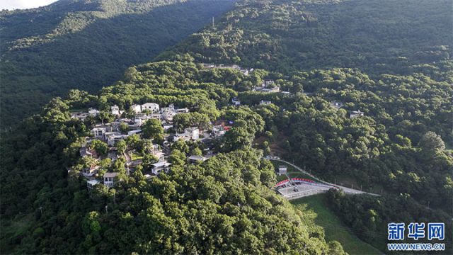 图1  航拍阿尼么村（7月10日摄）。新华网发（刘东 摄） 拷贝.jpg