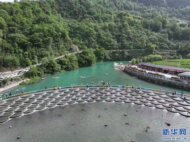 图4  游客在麂子渡村游玩。新华网发 拷贝.jpg