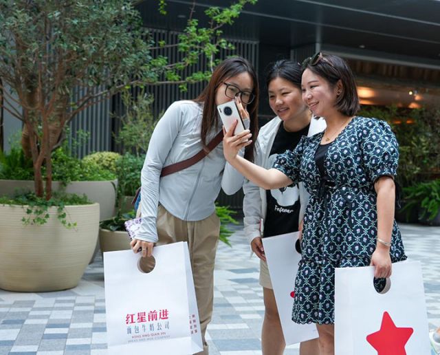 图2  消费者在商场内拍照打卡。新华社记者刘振坤 摄.jpg