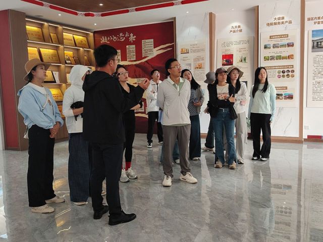 图 2 团队参观炉霍雪域俄色有限责任公司.jpg