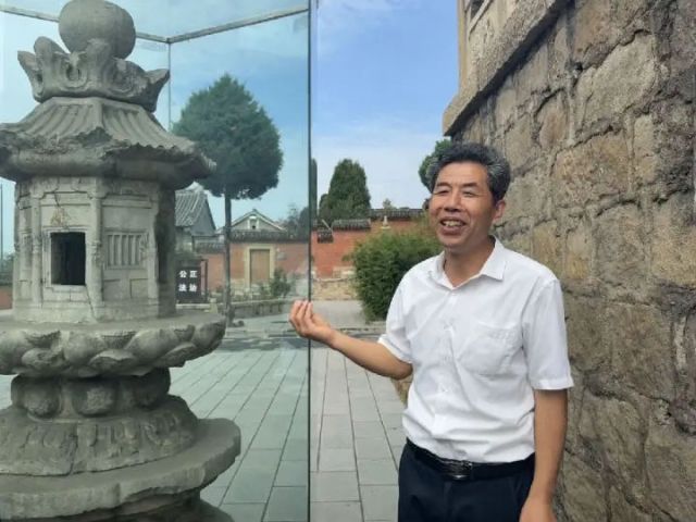 图1  张宇飞讲述文物故事（席兆平 摄）.jpg