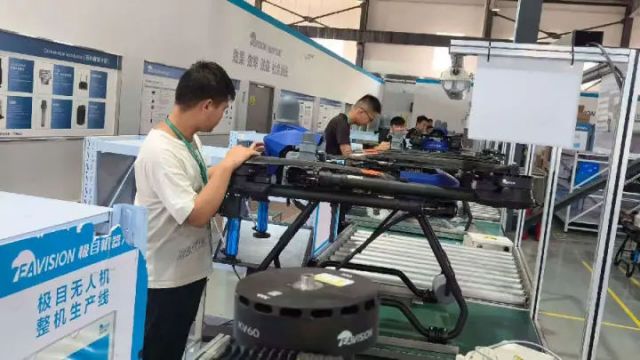图2  浙江极目机器人制造有限公司生产车间一角（曾庆华 摄）.jpg