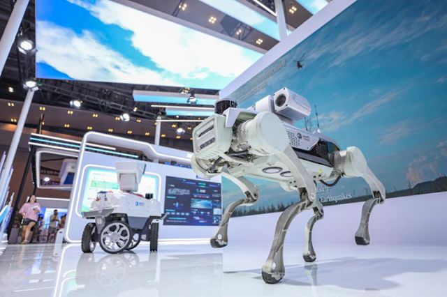 图1  9月5日在2025世界智能产业博览会现场拍摄的智能电力巡检设备。新华社记者 黄伟 摄.jpg