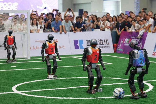 图2  9月5日，观众在2025世界智能产业博览会上观看人形机器人足球赛。新华社记者 陈诚 摄.jpg