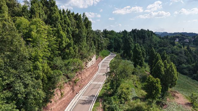 图2  升级后的旅游大道（部分）。易奎西摄.jpg