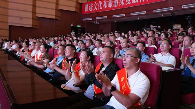图3  报告会赢得阵阵掌声 钱进摄.jpg