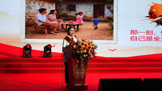 图4  四川省新时代好少年代表王英作报告 钱进摄.jpg
