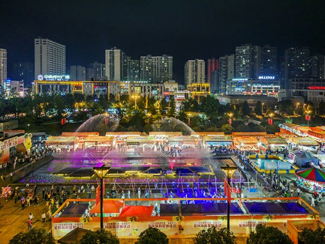 图2  “蜀里安逸·岳遇双节”金秋嗨购促销活动现场。    杨康忠 摄.jpg